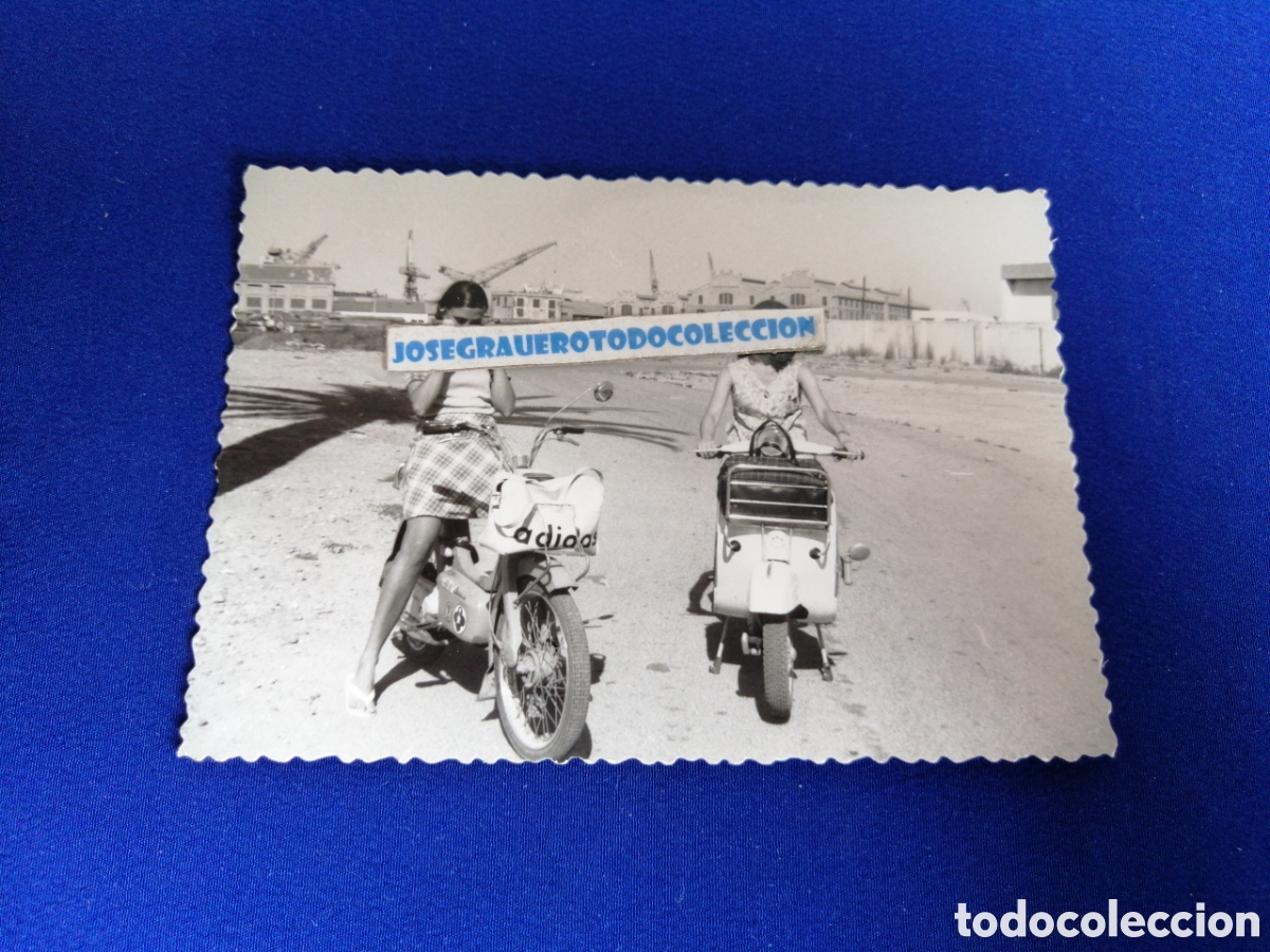 Fotograf&iacute;a antigua: MOTO VESPA Y MOTOS CON MODELOS - GRAO DE VALENCIA(VALENCIA) FOTOGRAF&Iacute;A ANTIGUA