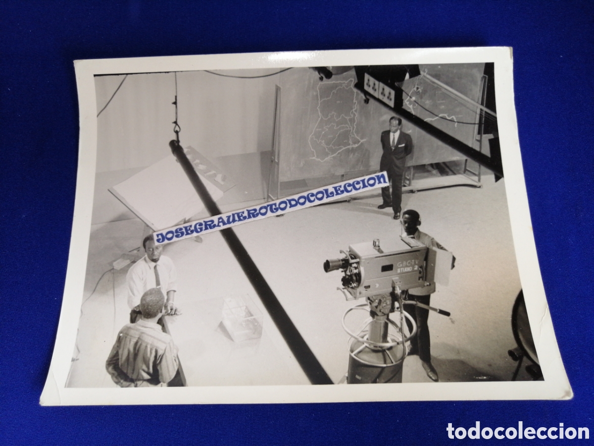 Fotografia antica: ESTUDIO DE TELEVISI&Oacute;N GBCTV - HOMBRES DE COLOR PRESENTADORES - C&Aacute;MARA FOTOGRAF&Iacute;A ANTIGUA