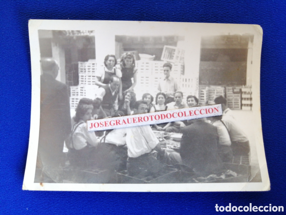 Photographie ancienne: F&Aacute;BRICA DE NARANAJAS CON OPERARIOS ALMORZANDO FOTOGRAF&Iacute;A ANTIGUA