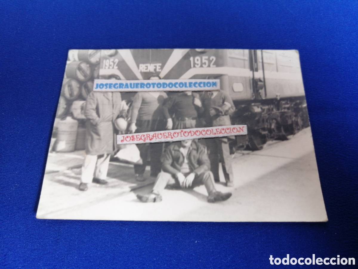 Fotografia antica: RENFE 1952 M&Aacute;QUINA CON MODELOS FOTOGRAF&Iacute;A ANTIGUA