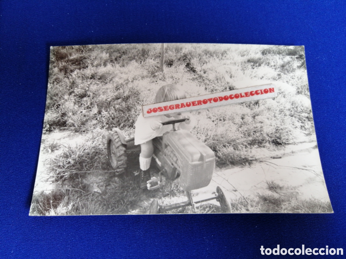 Photographie ancienne: NI&Ntilde;O MODELO TRACTOR DE JUGUETE A PEDALES A&Ntilde;O 1970 FOTOGRAF&Iacute;A ANTIGUA