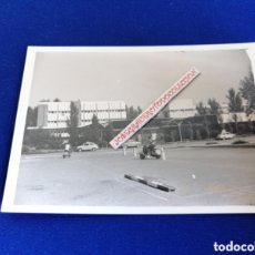 Fotografía antigua: MOTO VESPAS EXAMEN PERMISO CONDUCIR AUTO ESCUELAS SEAT 600 FOTOGRAFÍA ANTIGUA (VALENCIA)