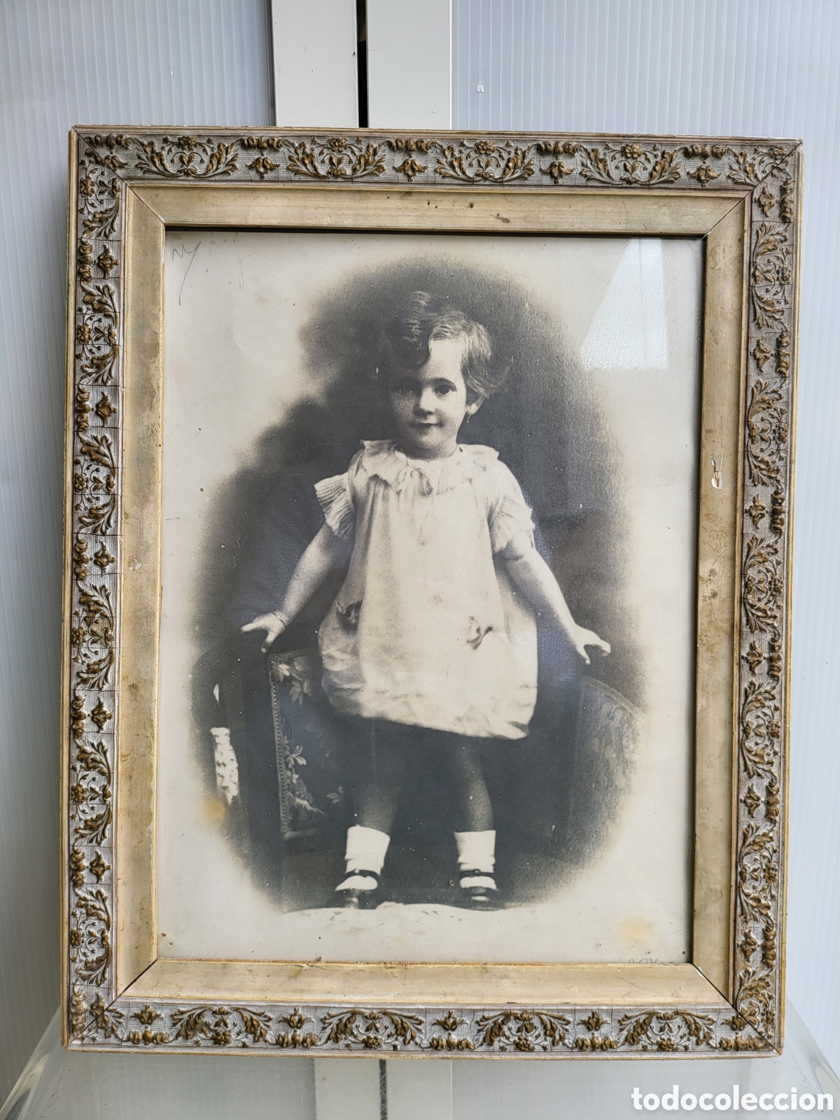 Fotograf&iacute;a antigua: Fotografia antigua grande, ni&ntilde;a peque&ntilde;a, marco antiguo. Mediados XX