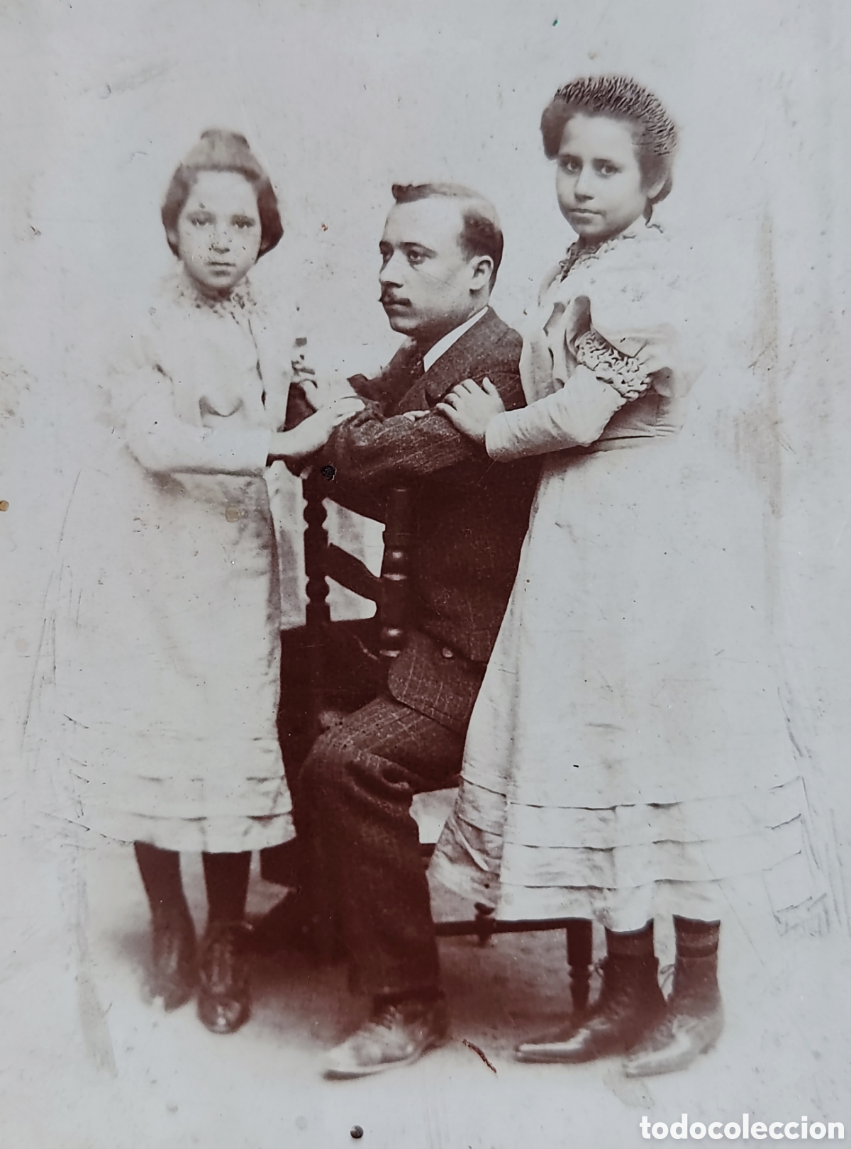 Fotograf&iacute;a antigua: ALB&Uacute;MINA RETRATO DE ESTUDIO CARTA DE VISITA PADRE E HIJAS FOT&Oacute;GRAFO DOMINGO GARC&Iacute;A ALBACETE C. 1910