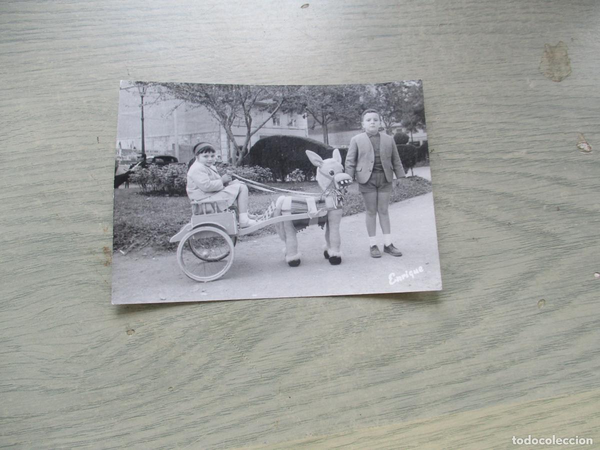 Fotograf&iacute;a antigua: ANTIGUA FOTO DE: NI&Ntilde;AS CON CARRUAJE DE JUGUETE -FOTO: ENRIQUE GONZALEZ- 1961-VALENCIA.