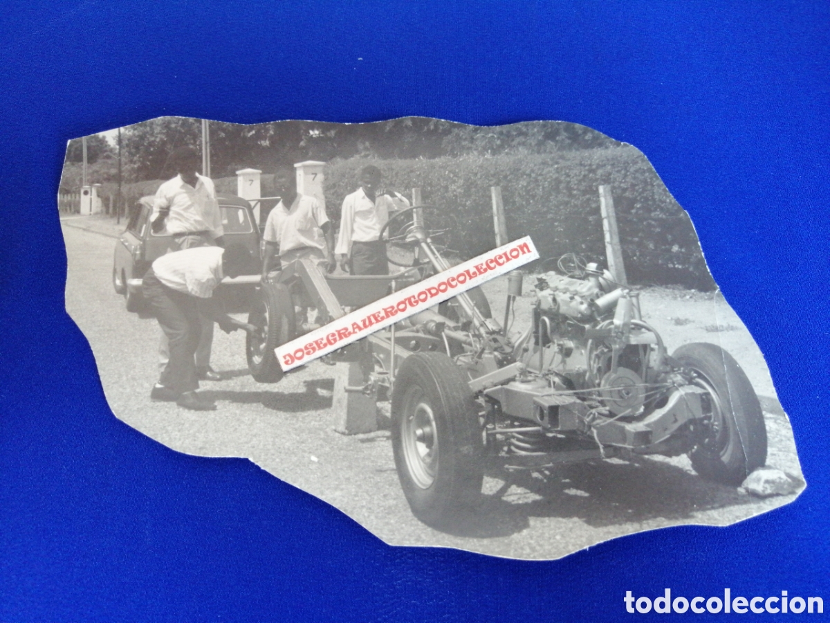 Fotografia antica: COCHE CHASIS CON HOMBRES DE COLOR FOTOGRAF&Iacute;A ANTIGUA RECORTADA