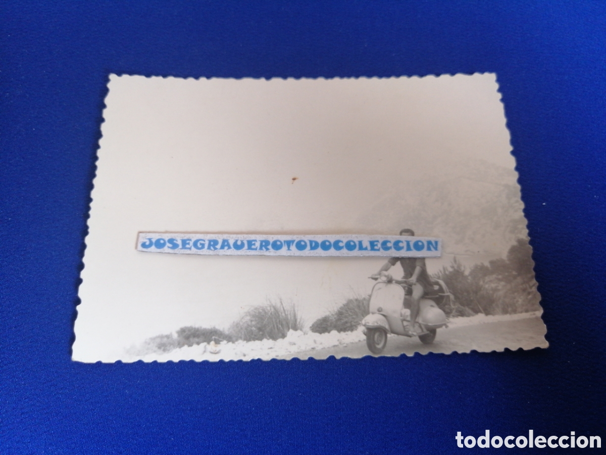 Fotografia antiga: MOTOVESPA CON MODELO FOTOGRAF&Iacute;A ANTIGUA