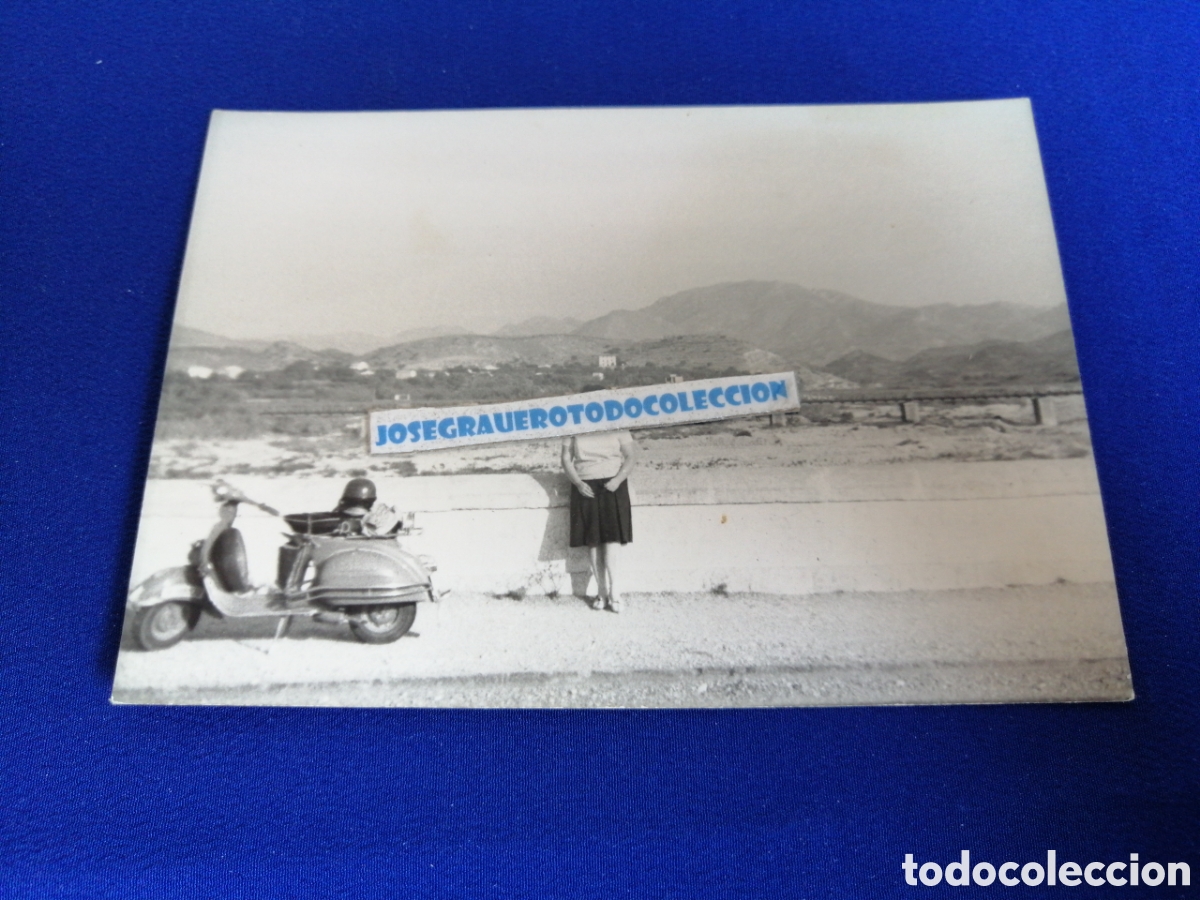 Fotograf&iacute;a antigua: MOTO VESPA CON MODELO FOTOGRAF&Iacute;A ANTIGUA
