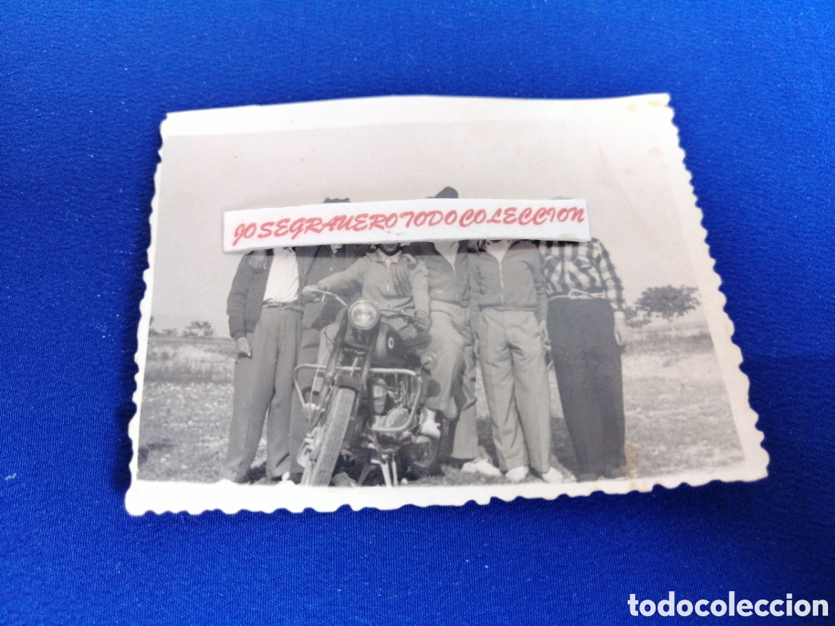 Alte Fotografie: MOTO CON MODELOS FOTOGRAF&Iacute;A ANTIGUA