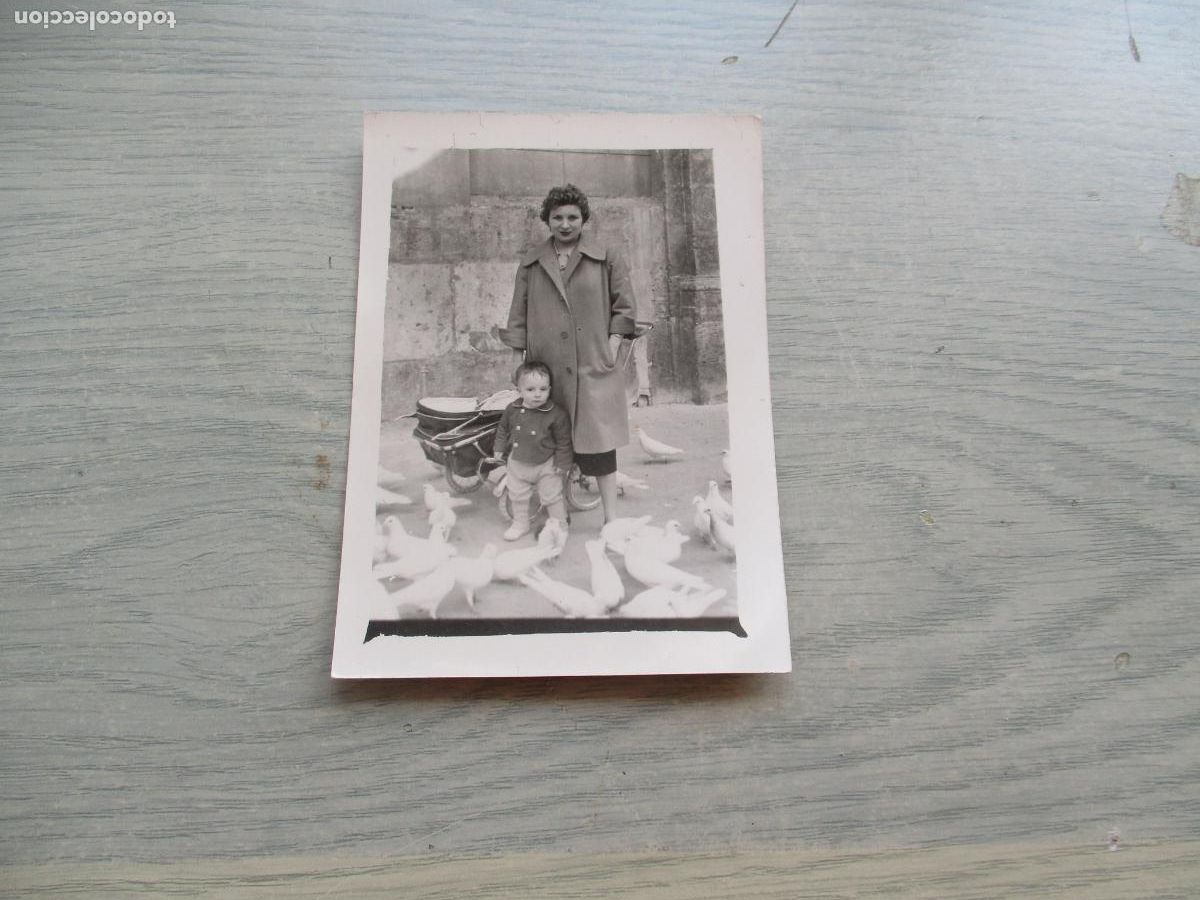 Fotograf&iacute;a antigua: ANTIGUA FOTO DE: SE&Ntilde;ORA CON BEB&Eacute;, CARRITO Y PALOMAS- FOTO: J. SEVILLA, VALENCIA-S/F.