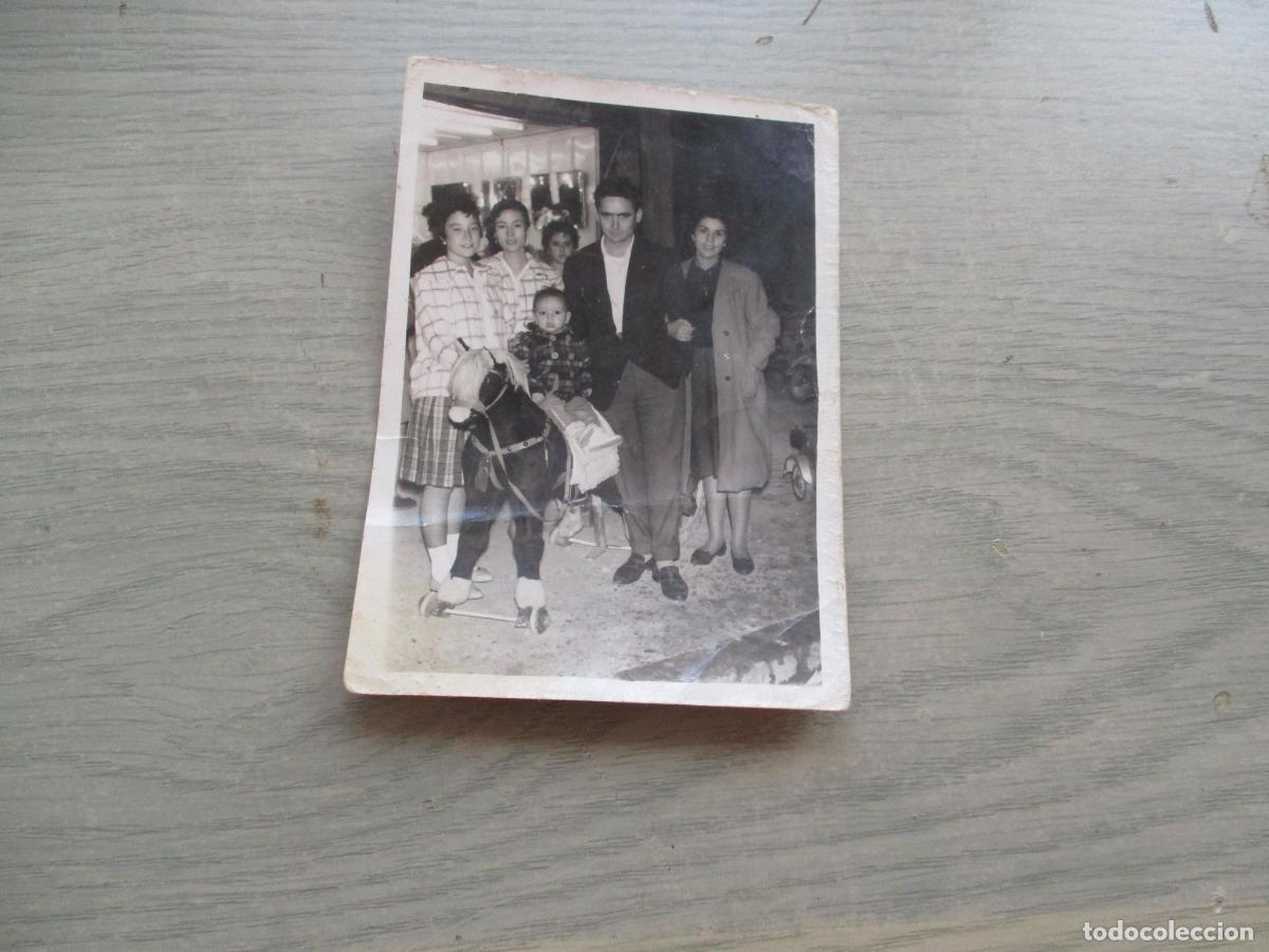Fotografia antiga: ANTIGUA FOTO DE: FAMILIA Y BEB&Eacute; MONTADO A CABALLITO-LLEVA CU&Ntilde;O DEL FOT&Oacute;GRAFO PERO NO SE DISTINGUE