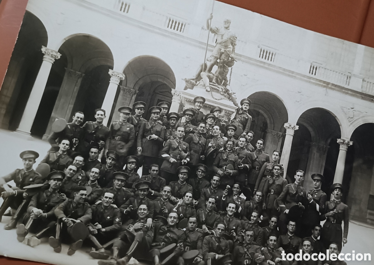 Fotograf&iacute;a antigua: Fotograf&iacute;a de grupo de militares con Caros l patio del Alcazar de Toledo antes de la guerra civil