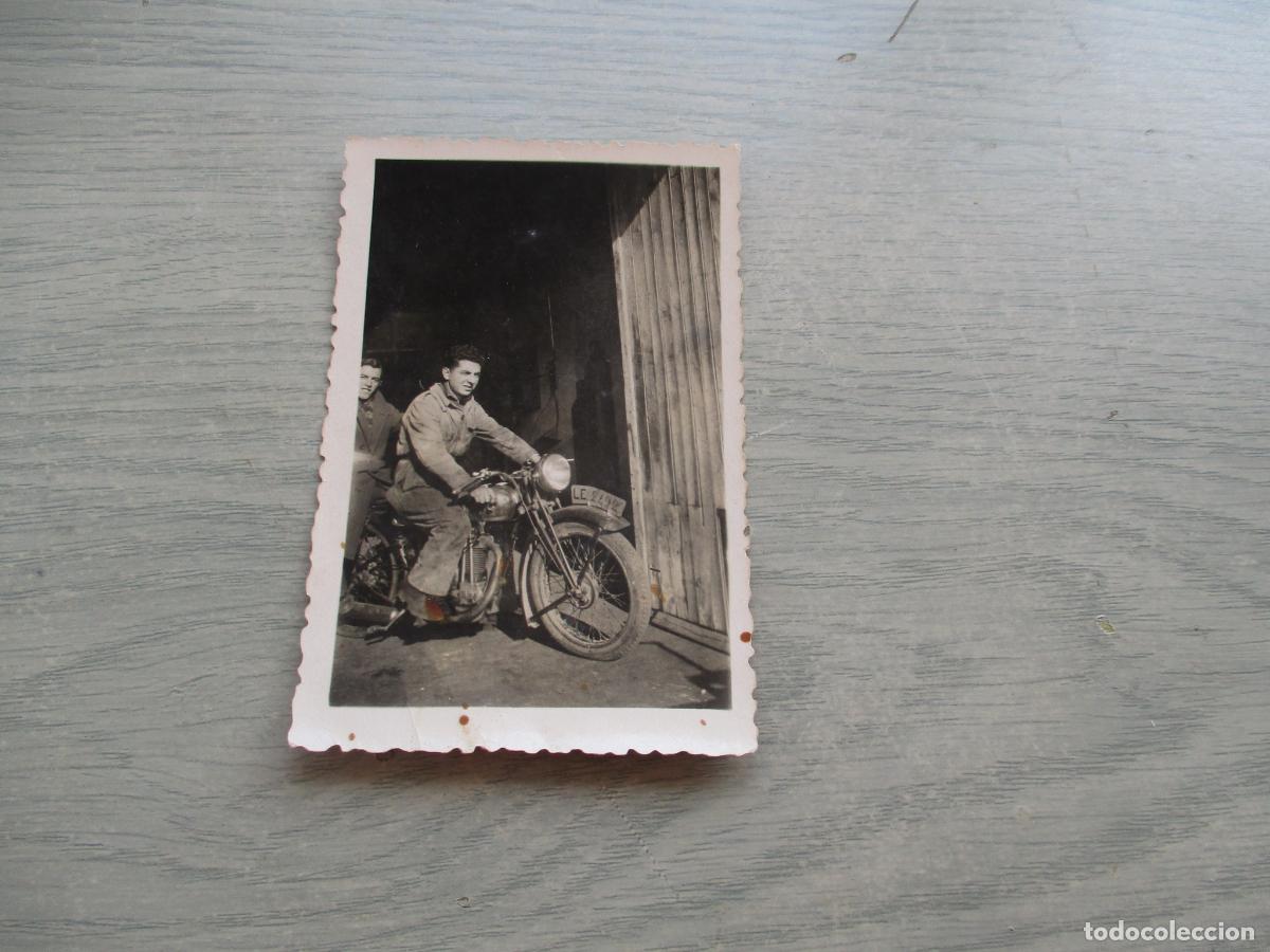 Fotograf&iacute;a antigua: ANTIGUA FOTO DE: J&Oacute;VENES Y MOTO-1950- SIN M&Aacute;S DATOS