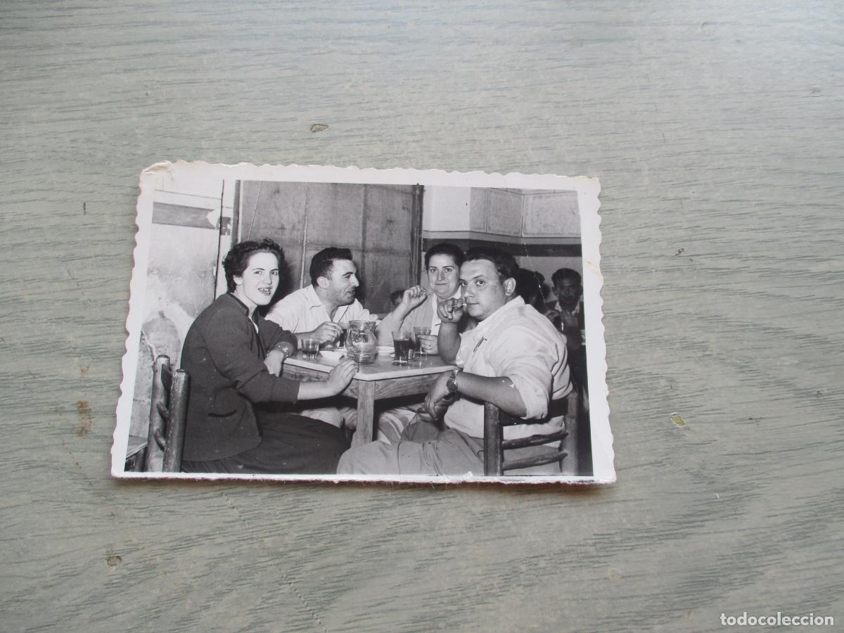 Fotograf&iacute;a antigua: ANTIGUA FOTO DE: J&Oacute;VENES TOMANDO EL APERITIVO--SIN M&Aacute;S DATOS