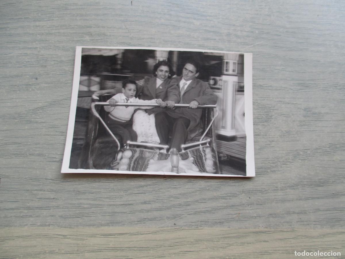 Fotograf&iacute;a antigua: ANTIGUA FOTO DE: MATRIMONIO CON NI&Ntilde;O EN ATRACCI&Oacute;N, LA OLA- 1960- SIN M&Aacute;S DATOS