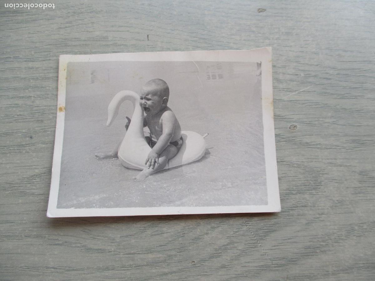 Photographie ancienne: ANTIGUA FOTO DE: BEB&Eacute; BA&Ntilde;&Aacute;NDOSE, 1957, ALICANTE, CU&Ntilde;O DEL FOT&Oacute;GRAFO.