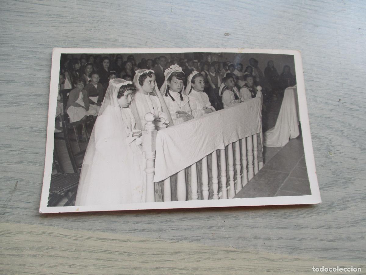 Fotograf&iacute;a antigua: ANTIGUA FOTO DE: TOMANDO LA PRIMERA COMUNI&Oacute;N- SIN M&Aacute;S DATOS