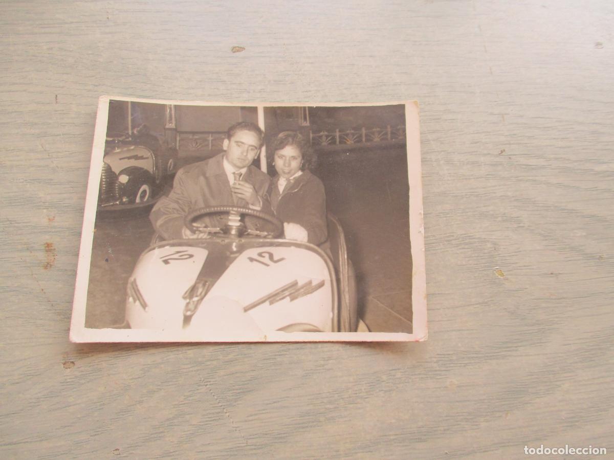 Fotograf&iacute;a antigua: ANTIGUA FOTO DE: J&Oacute;VENEN PAREJA EN AUTOS DE CHOQUE -SIN M&Aacute;S DATOS