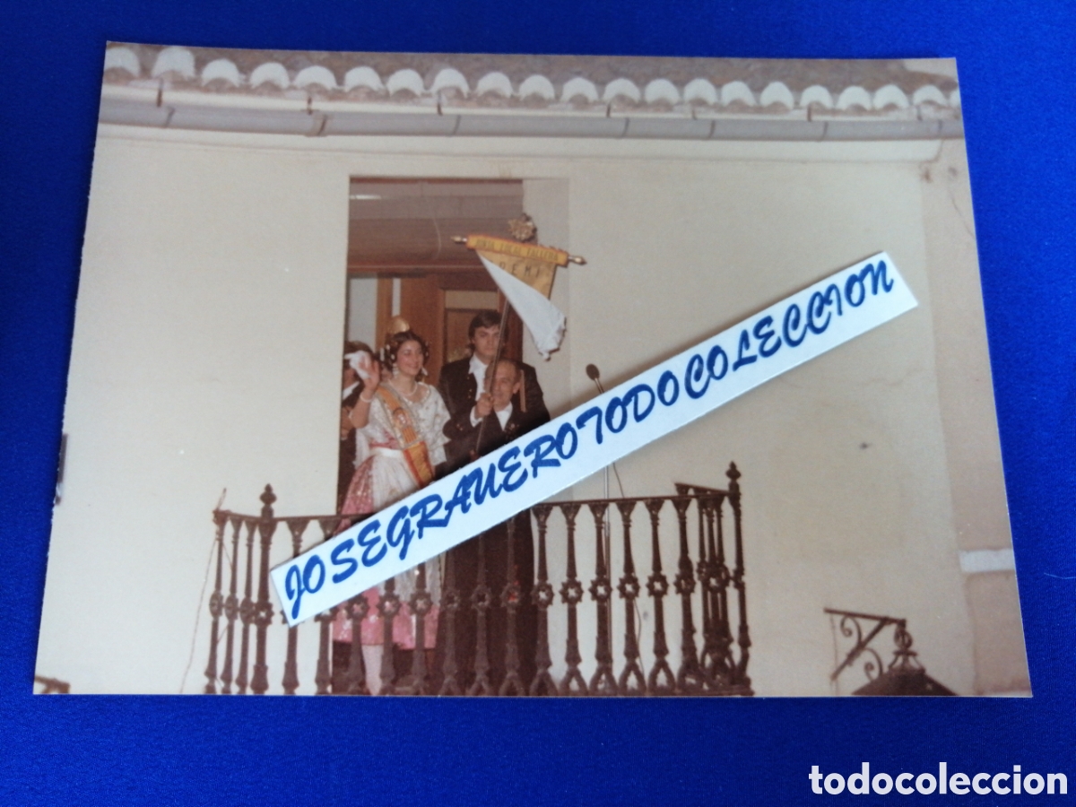 Fotograf&iacute;a antigua: FALLA LA SALETA (ALDAYA) 1983 F. M.RECOGIDA DE PREMIOS ESTANDARTE PREMIO FALLAS FOTOGRAF&Iacute;A ANTIGUA