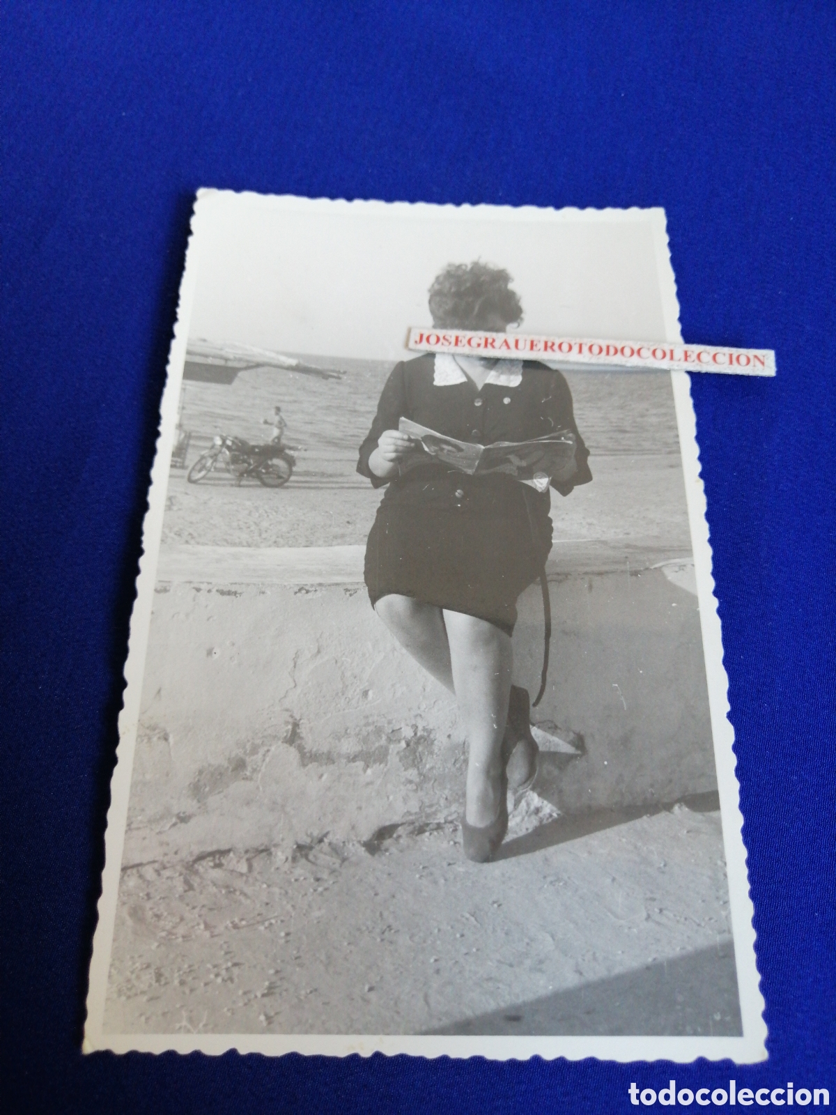 Fotograf&iacute;a antigua: MODELO POSANDO CON REVISTA PLAYA CON MOTO FOTOGRAF&Iacute;A ANTIGUA