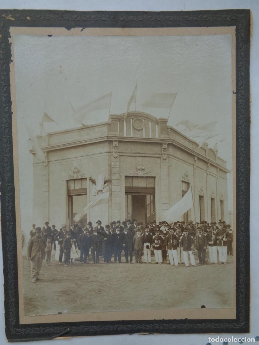 Antique Photography: GRAN FOTO DE EDIFICIO, AUTORIDADES Y BANDA DE MUSICA , FINES DEL XIX O PP. DEL XX .. 18 X 23,5 CM