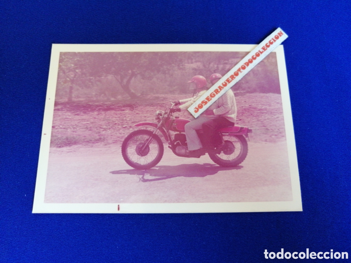 Antique Photography: MOTO CON MODELOS A&Ntilde;O 1974 FOTOGRAF&Iacute;A ANTIGUA