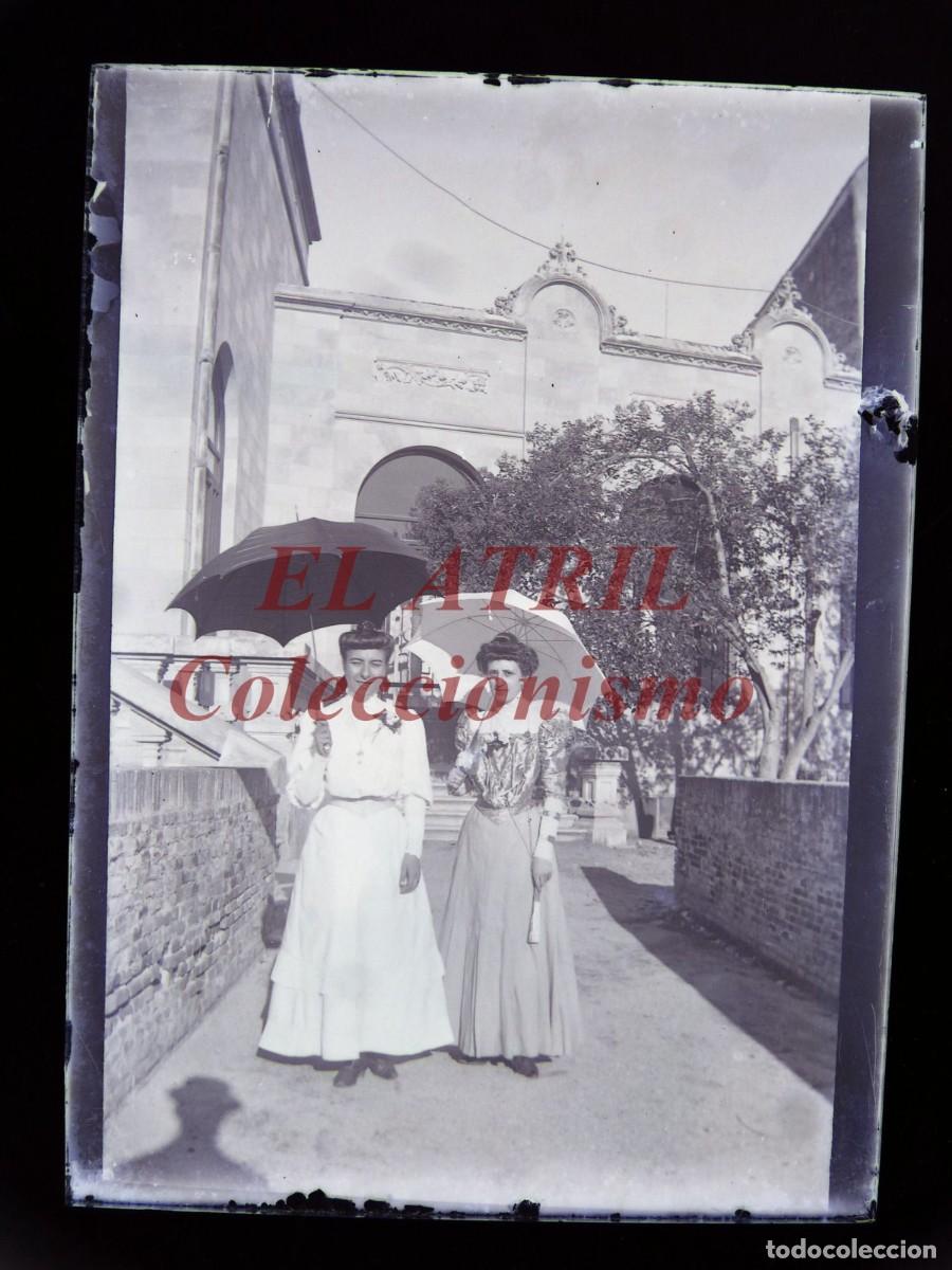 Antique Photography: DESCONOCIDA, DOS SE&Ntilde;ORITAS CON PARAGUAS, PLACA NEGATIVO EN CRISTAL- c.1910-1920