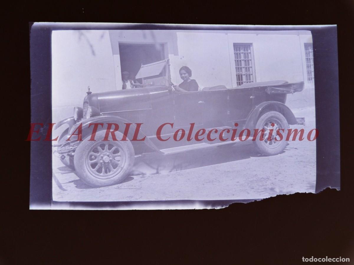 Fotografia antica: DESCONOCIDA, SE&Ntilde;ORITA EN COCHE ANTIGUO, CLICHE NEGATIVO EN CELULOIDE - c.1920-1930