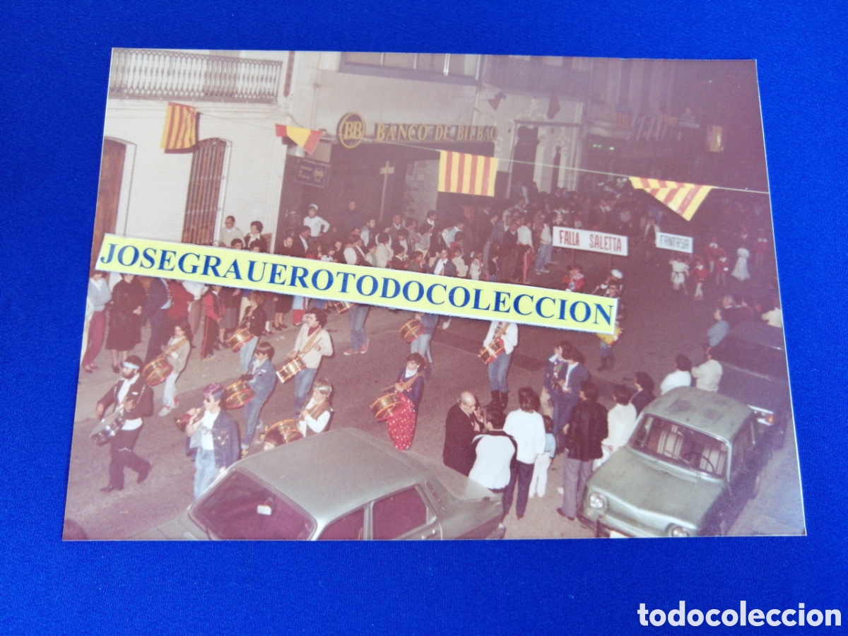 Fotografia antiga: FALLA LA SALETA (ALDAYA) A&Ntilde;O 1983 BANDA DE CORNETAS Y TAMBORES - PASACALLE DISFRACES FOTOGRAF&Iacute;A