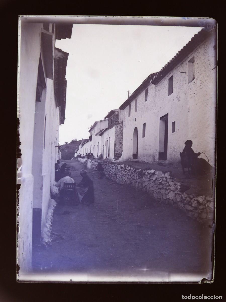 Fotografia antica: DESCONOCIDA, CALLE DE UN PUEBLO - ANTIGUA PLACA ORIGINAL NEGATIVO EN CRISTAL, c.1910-1920