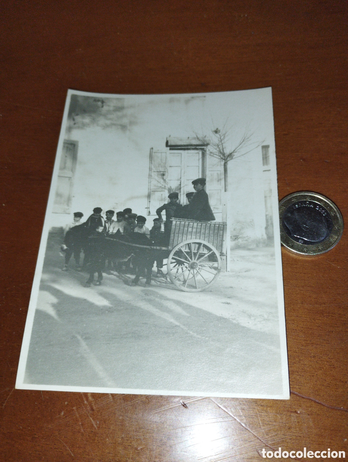 Antique Photography: Fotograf&iacute;a de unos ni&ntilde;os con un Burro y el Carro, frente una casa del pueblo.