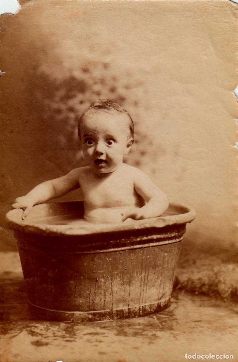Antique Photography: Beb&eacute; ba&ntilde;&aacute;ndose en un antiguo barre&ntilde;o. A&ntilde;os 1900 h aa