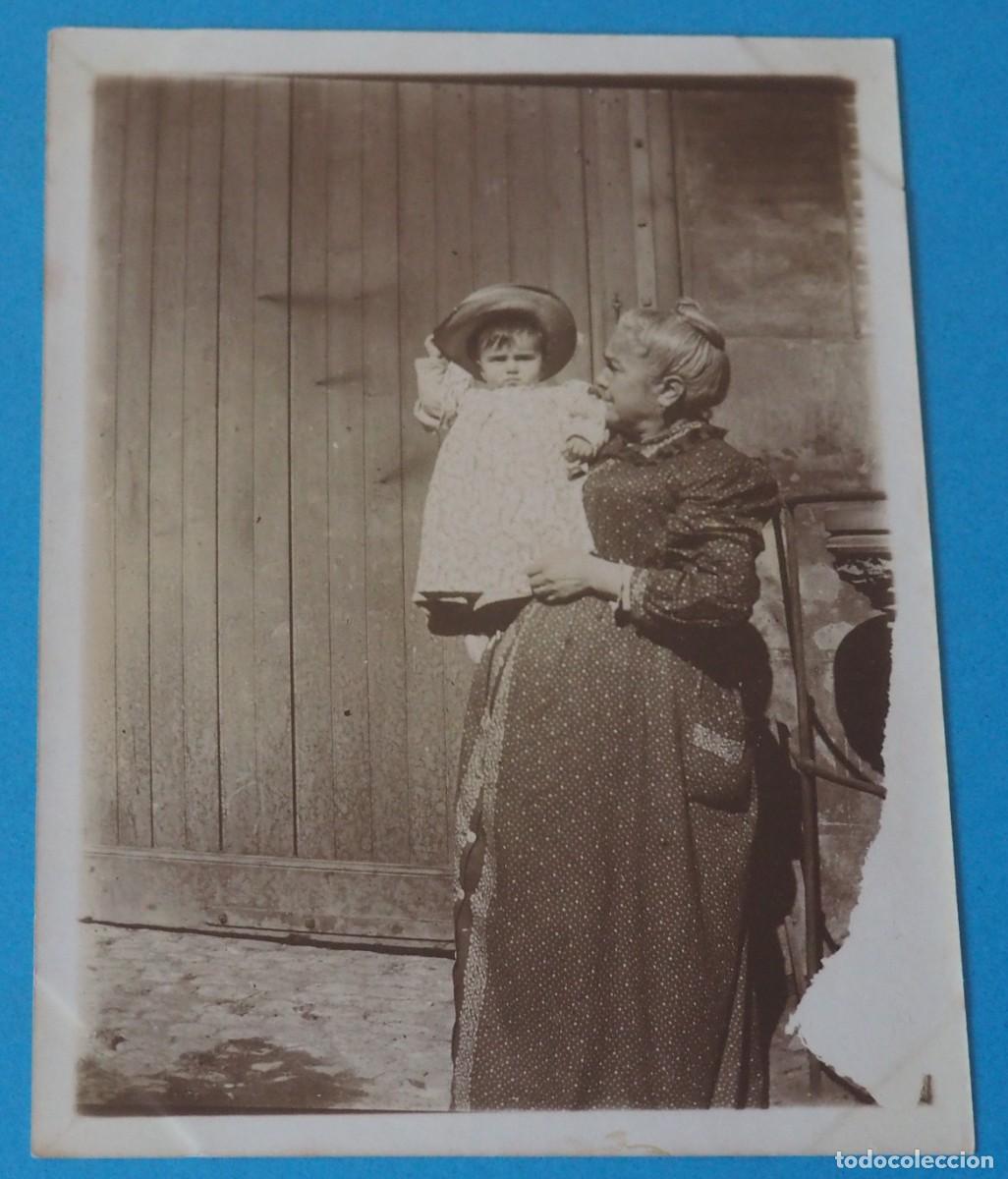 Fotografia antica: ANTIGUA FOTOGRAF&Iacute;A ALB&Uacute;MINA DE NI&Ntilde;A CON ABUELA. A&Ntilde;OS 1900-1910