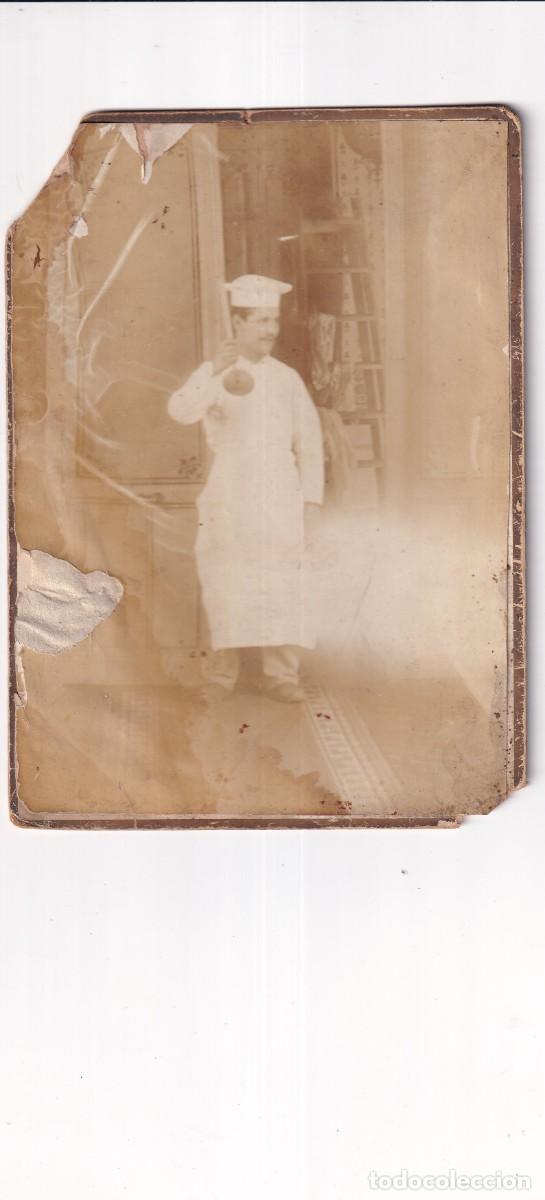Fotografia antica: Fotograf&iacute;a cocinero delante de un comercio. 18 x 13 cm No figura fot&oacute;grafo.