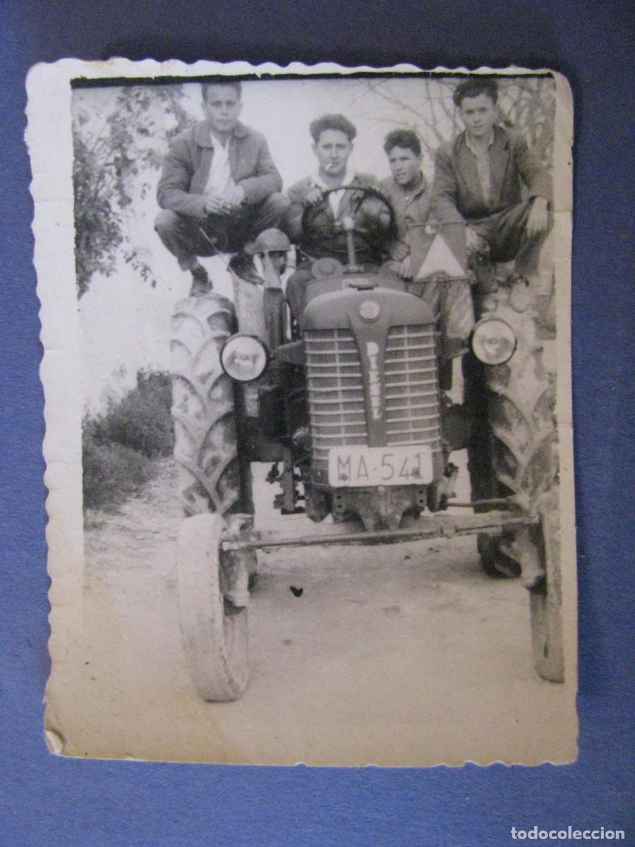 Antique Photography: FOTO DE UNOS HOMBRES MONTADO UN TRACTOR. MATRICULA MALAGA. 8X6 CM.