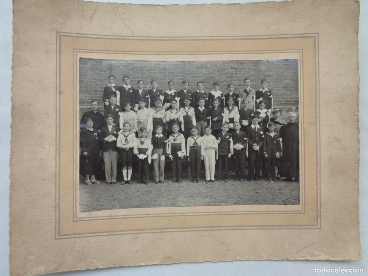Fotografia antica: GRAN FOTO DE NI&Ntilde;OS DE PRIMERA COMUNION, PP. SIGLO. DE PHOTOGRAPHIE SCOLAIRE , ECOUEN .. 21 X 27 CM