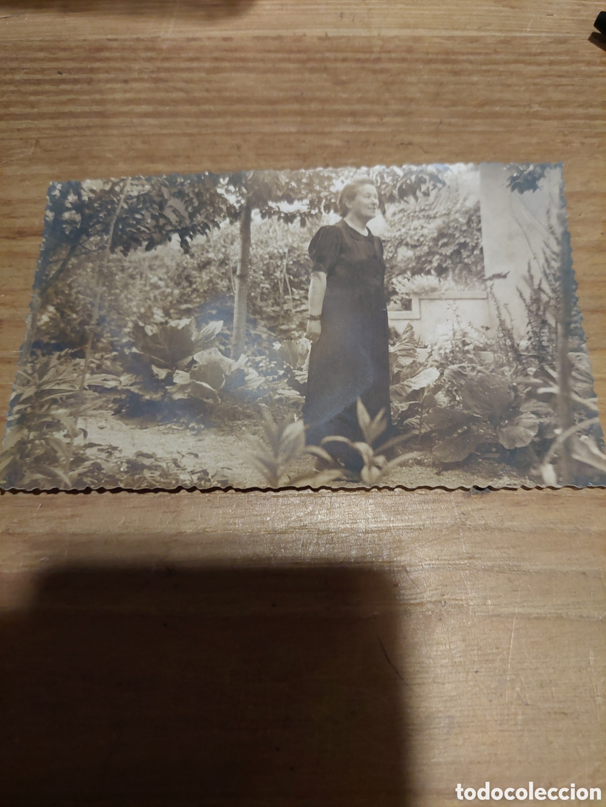 Fotografia antica: Foto antigua personajes jardin tarjeta postal