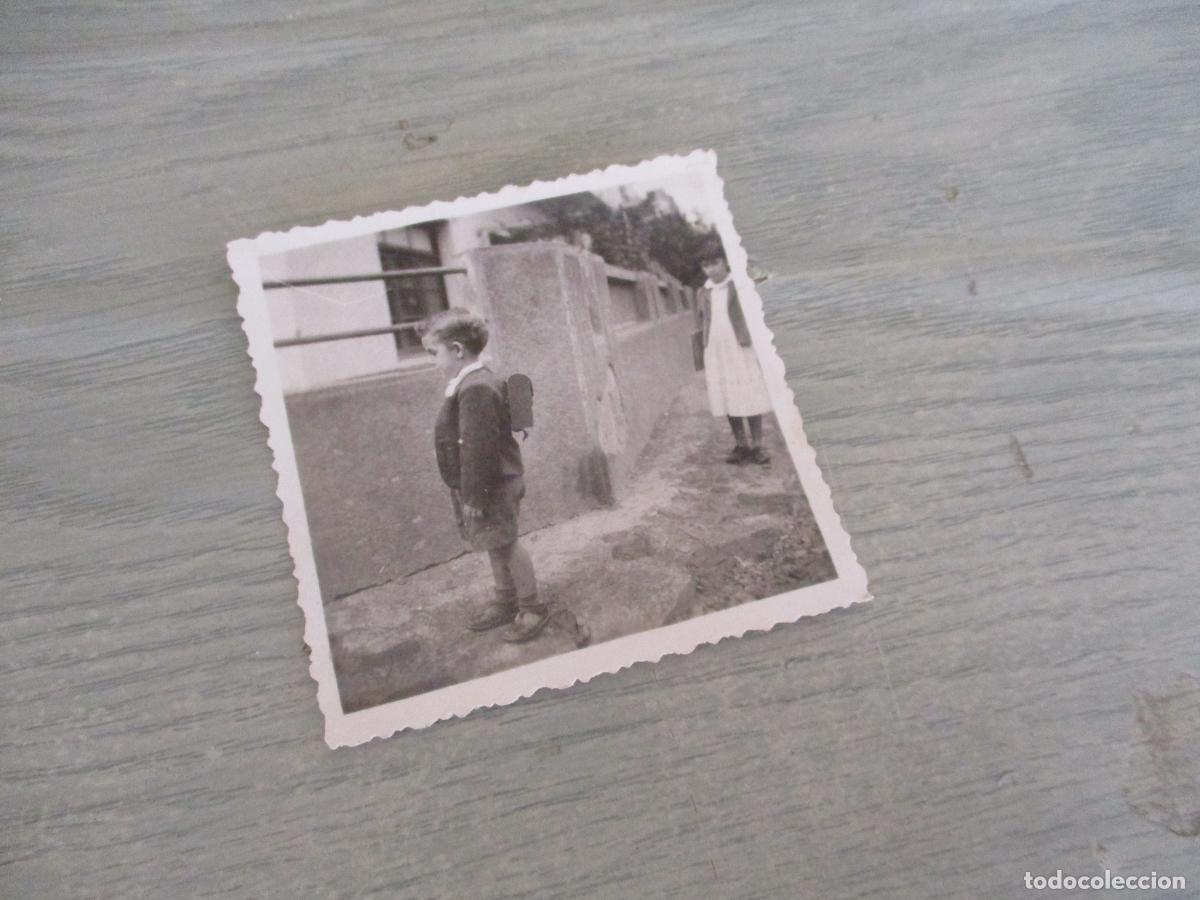 Alte Fotografie: PEQUE&Ntilde;A (6X6 CM.) FOTO DE : ALUMNO CON CARTERA-S/F. NI OTROS DATOS