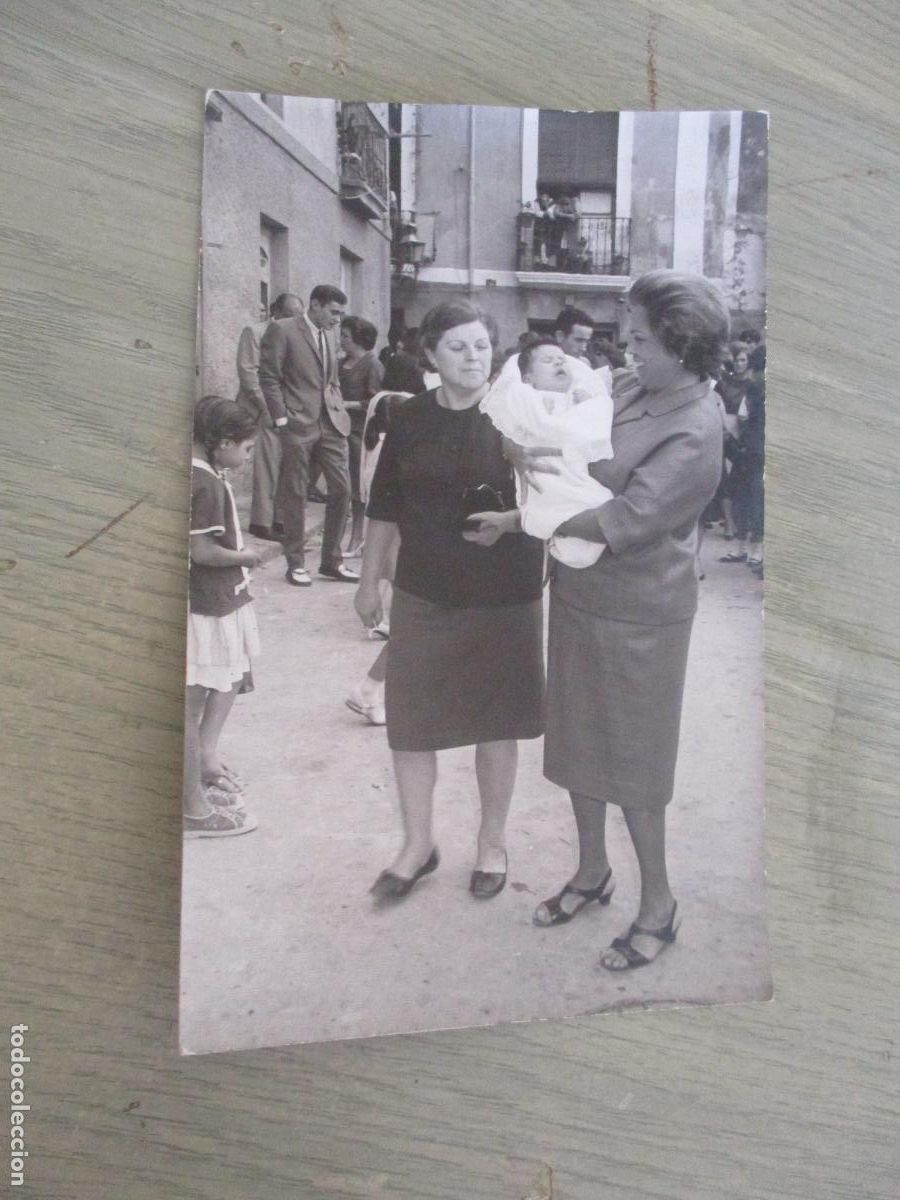 Fotografia antiga: PEQUE&Ntilde;A FOTO DE : BEB&Eacute; CON FAMILIA-S/F, NI MAS DATOS--14 X 9 CM.-