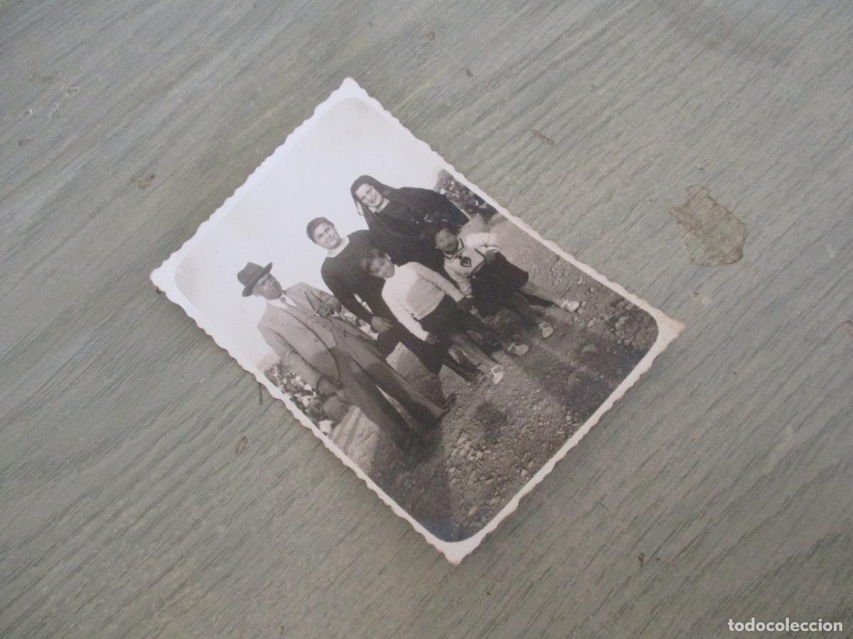 Fotografia antiga: PEQUE&Ntilde;A Y ANTIGUA FOTO DE : FAMILIA-S/F, NI MAS DATOS--8.5 X 5.5 CM.-