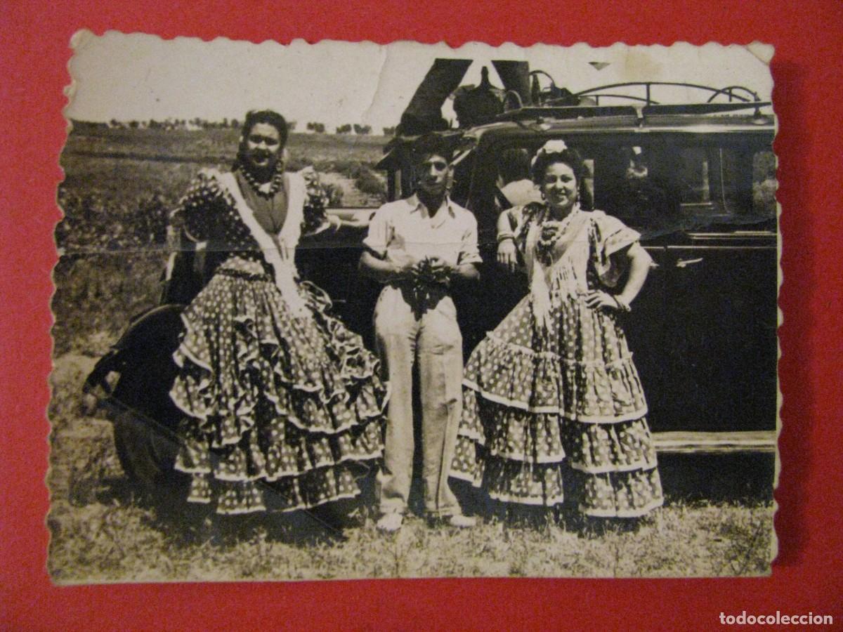 Fotografia antiga: FOTO DE UNOS J&Oacute;VENES, COCHE ANTIGUO, VESTIDOS FLAMENCO. 7,5X6 CM.