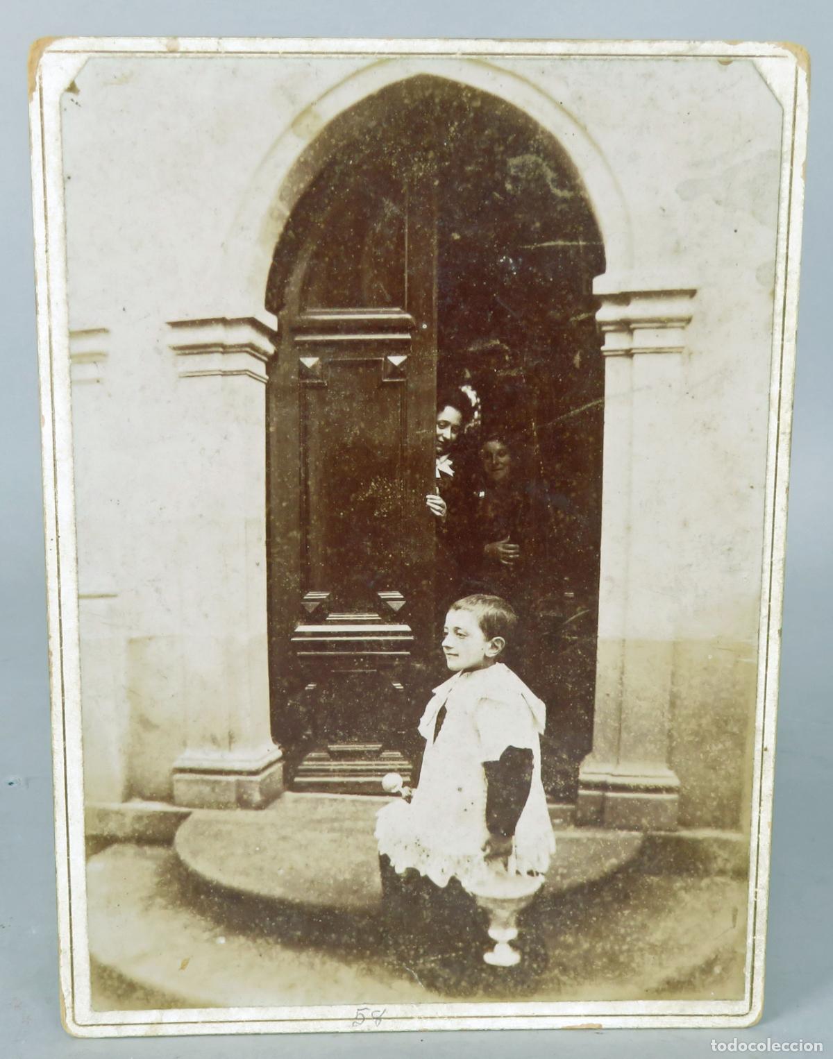 Fotografia antica: Fotograf&iacute;a alb&uacute;mina ni&ntilde;o monaguillo en la puerta iglesia con se&ntilde;oras mirando Finales S XIX