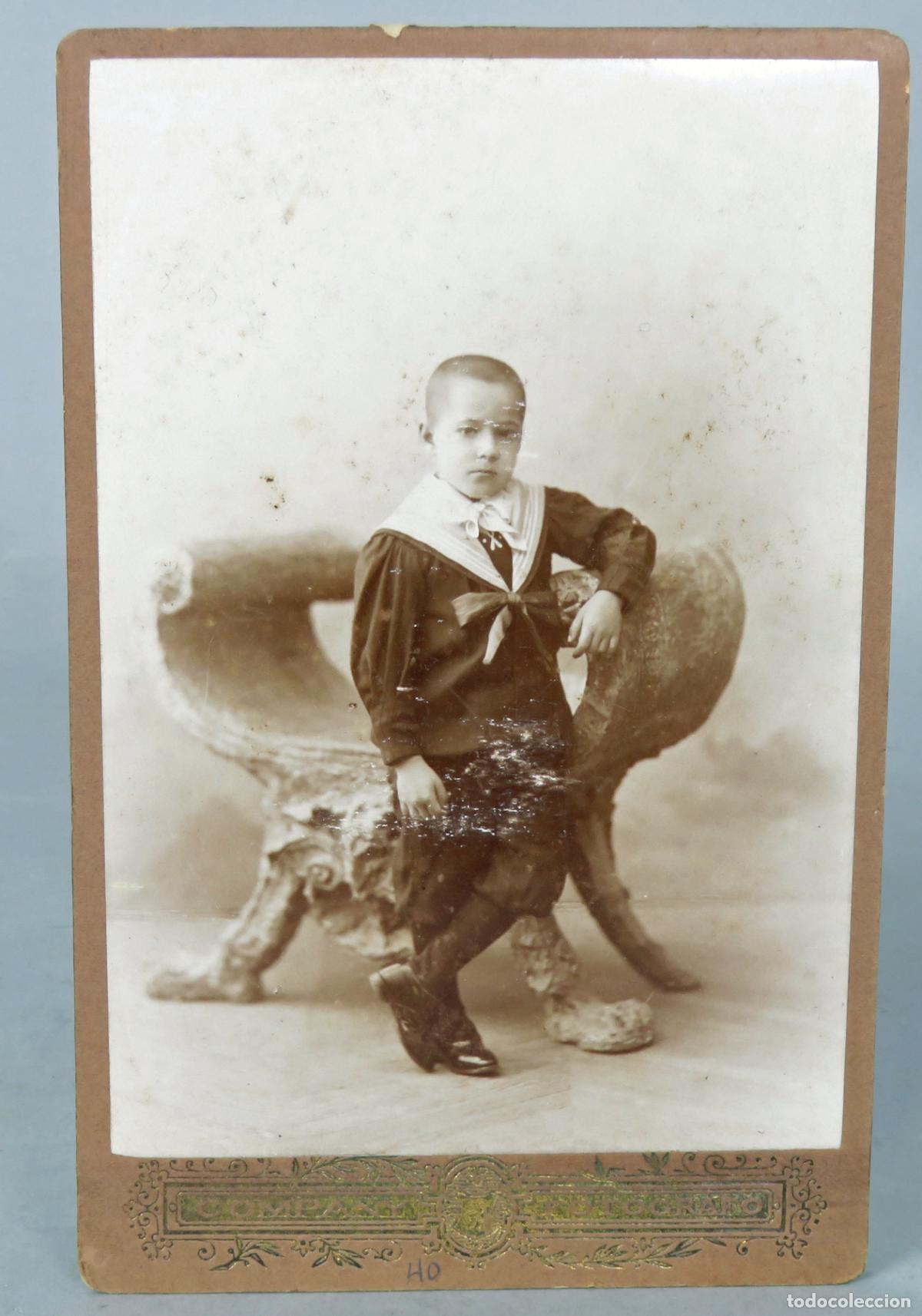 Fotografia antica: Fotograf&iacute;a cabinet ni&ntilde;o posando vestido marinero Compa&ntilde;y Fot&oacute;grafo hacia 1885 S XIX
