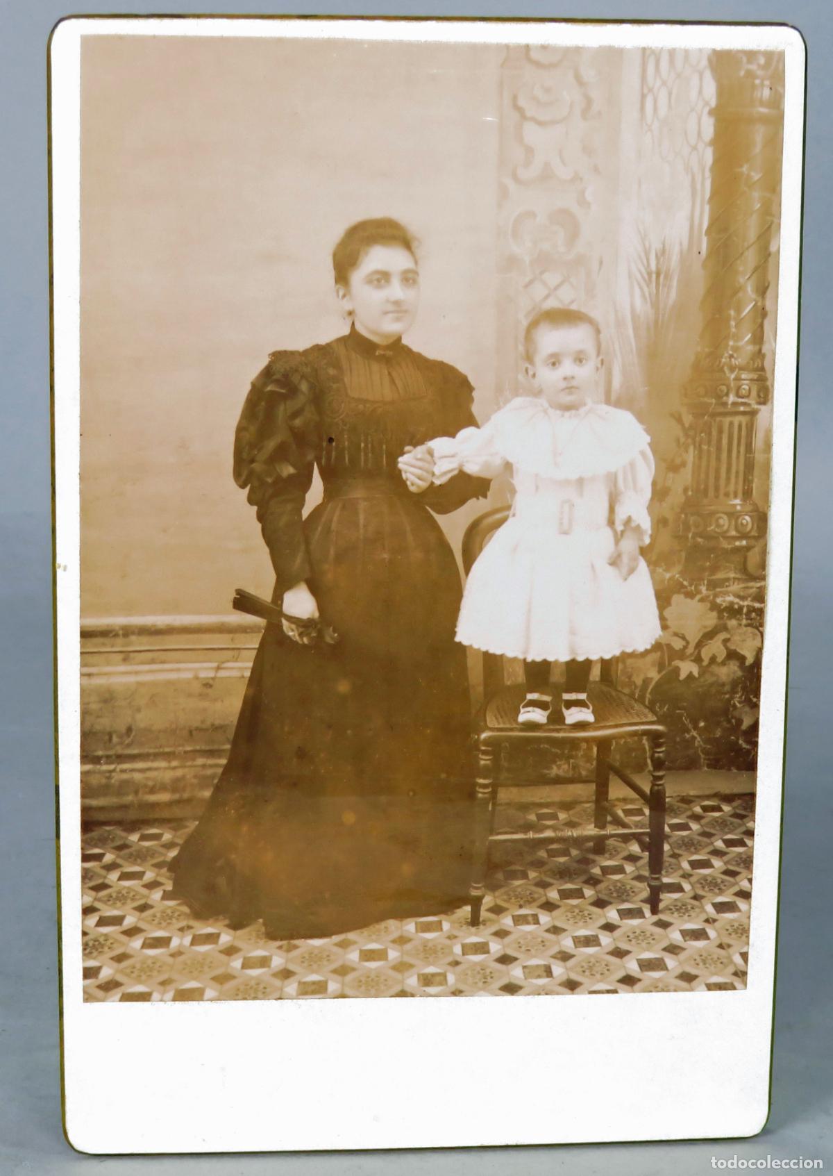 Fotografia antica: Fotograf&iacute;a cabinet dama moda posando con ni&ntilde;o Gregorio Garc&iacute;a Comillas hacia 1895 S XIX