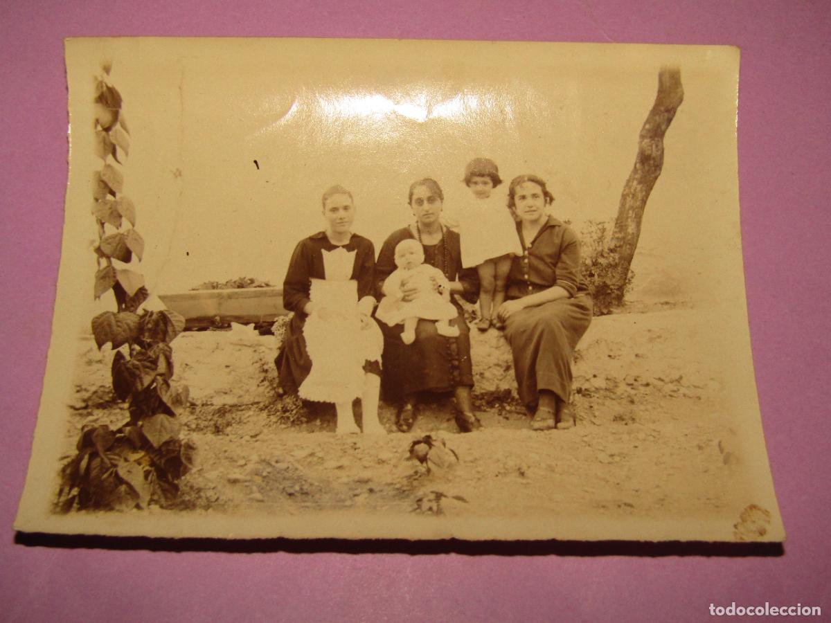 Fotografia antiga: Antigua Fotograf&iacute;a a la Alb&uacute;mina con Familia de Mujeres y Ni&ntilde;os