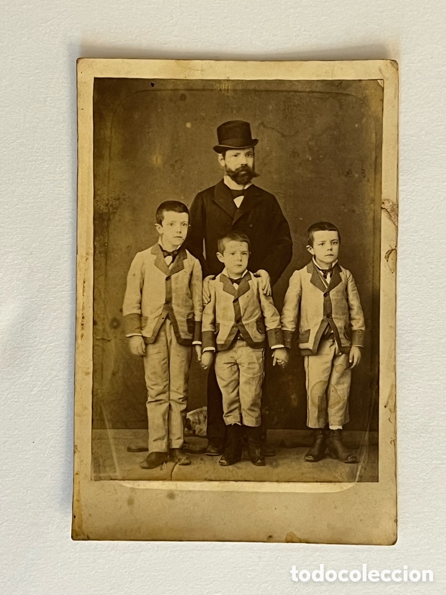 Fotografia antiga: FOTOGRAF&Iacute;A. El Se&ntilde;or del Bomb&iacute;n con sus tres peque&ntilde;os.. Albumina anonima &hellip; (h.1850?)