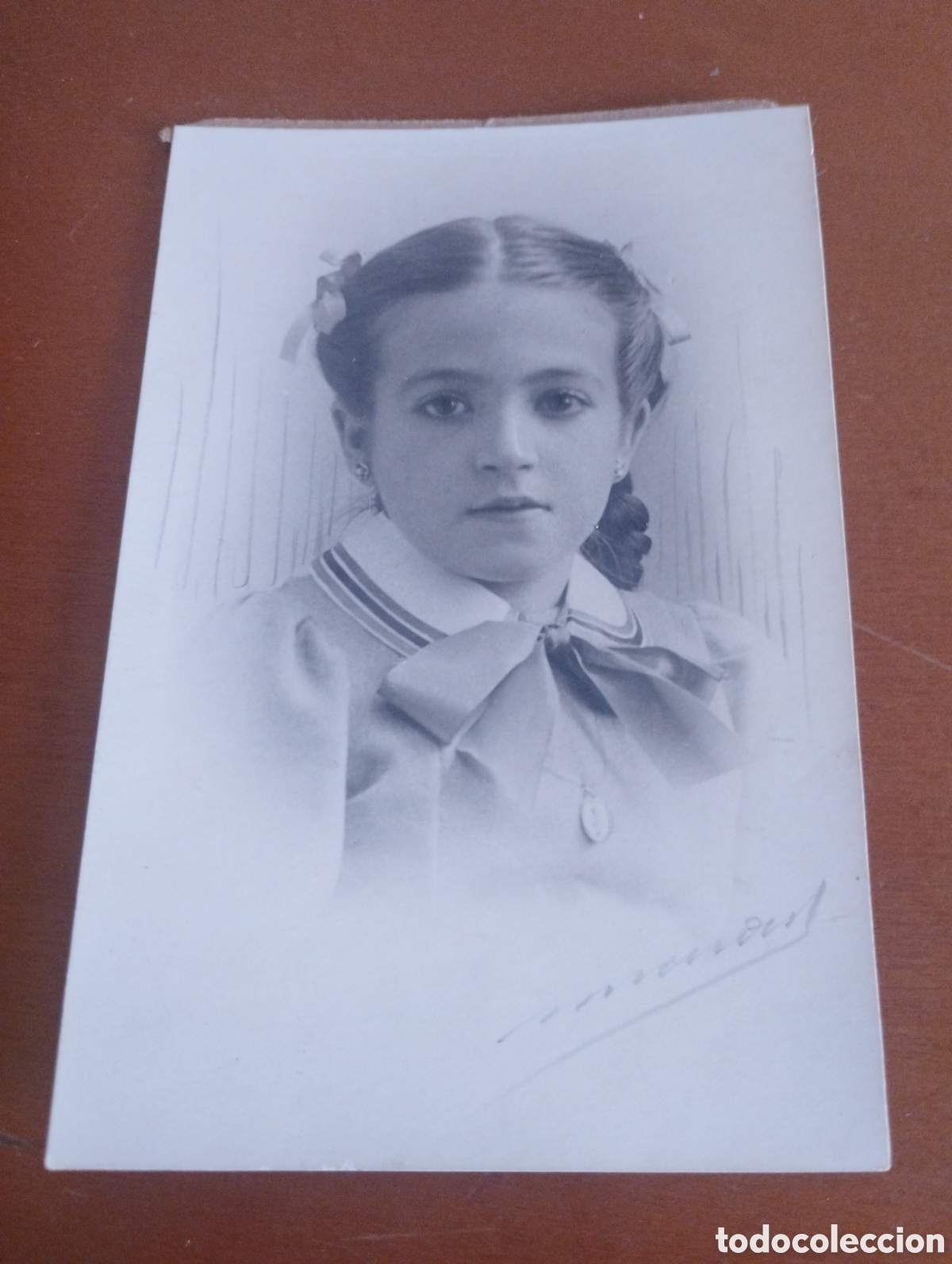 Fotografia antica: Fotograf&iacute;a de una ni&ntilde;a de unos 12 a&ntilde;os firmada por el fot&oacute;grafo