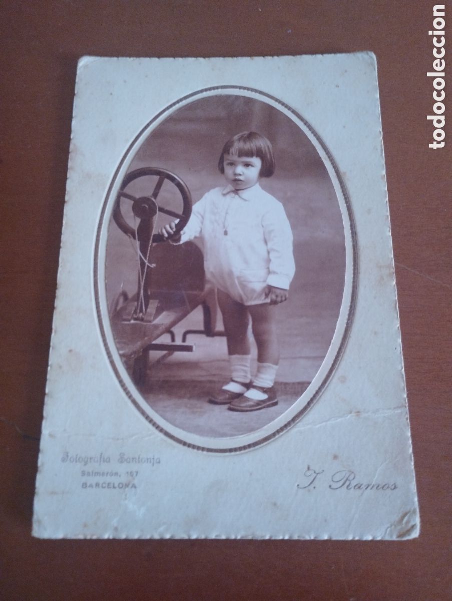 Fotografia antica: Fotograf&iacute;a de una criatura de unos 5 a&ntilde;os con un carricoche de la &eacute;poca de los a&ntilde;os 20