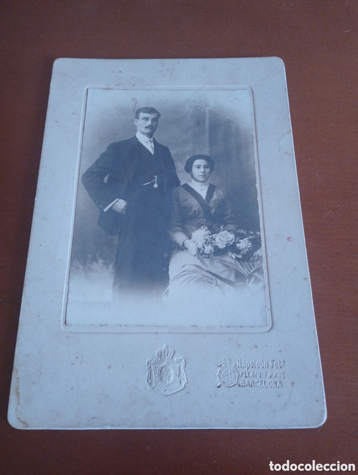 Fotografia antica: Fotograf&iacute;a de una pareja de novios de los a&ntilde;os 1900, con el sello de Isabel II
