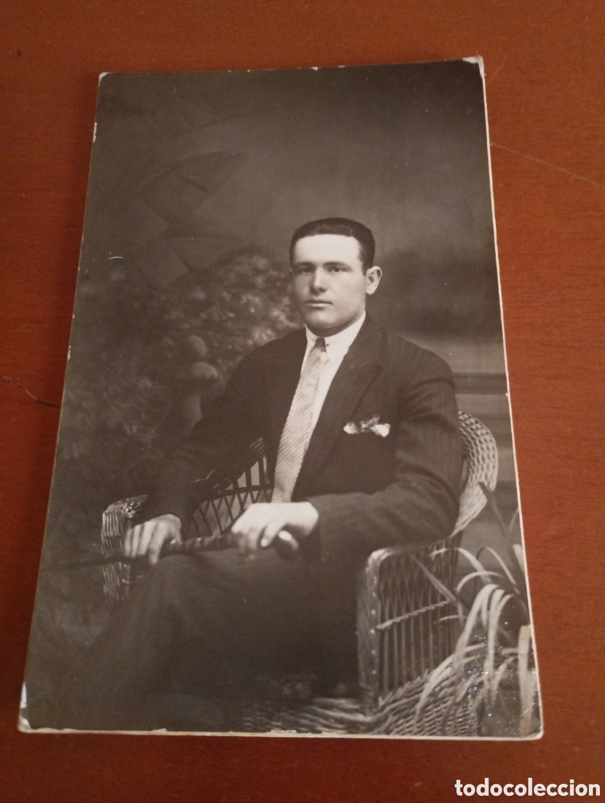 Fotografia antica: Fotograf&iacute;a de un se&ntilde;or de unos 25 a 30 a&ntilde;os, sentado y con un buen traje.